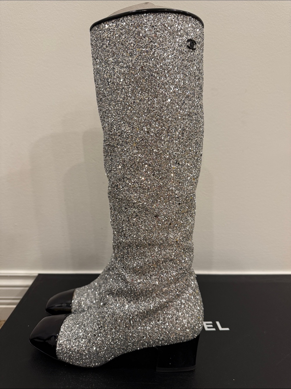 Chanel Silver Glitter Knee High Boots
Paris Fashion Week Iconic Runway 37.5 - Picture 13 of 17